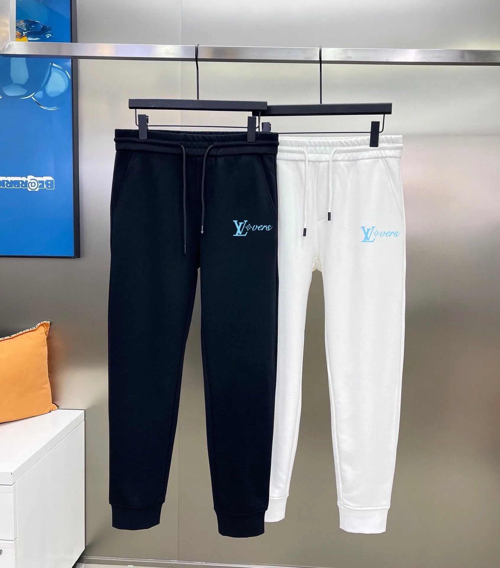🅿️400 direct batch [LV Louis Vuitton] (Fat Man Gospel) hot-selling suit is coming. Focus on the original version of the official website. 2025 new hot-selling sweatshirt suit. The original order is the best. 🇭🇰The meticulous work of top designers. Just for a fitting and perfect upper body effect. 100% natural high-quality Roman cotton, close-fitting comfort, noble and elegant! Original hardware embodies elegance and nobility! Counter size: M-5XL (maximum wear up to 220 pounds)